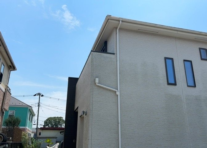 バルコニーは、建物内から室外へ楽に出入りできる便利なスペースです。また、バルコニーには手すりを付けることが義務付けられており、手すりの高さは110cm以上で施工することが建築基準法で定められています。