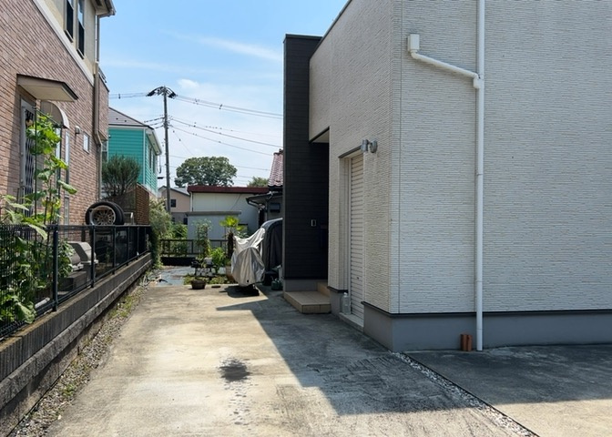 玄関は家の顔と言っても過言ではありません。現地を見学する際は玄関の広さや全体のバランスなどを見てみるといいでしょう。一般的なアプローチのしやすさだけではなく、お年寄りにも優しい設計のものだと安心です。