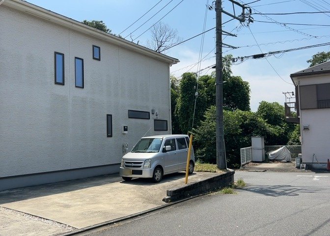 住宅用の土地では前面道路に2m以上接していなければならないと法律で定められています。しかし、お持ちの車のサイズやライフスタイルなどにより、2mでは利便が悪い場合もございますので、事前に確認しましょう。