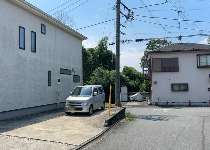 道幅が広い場所は日当たりや風通が良好です。幅が広いのですれ違いも可能ですし大きな車でも駐車可能！一方で、大型車が通ることも多くなるため交通量の増加により騒音に繋がります。また土地の値段が高くなります。