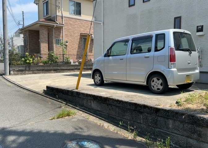 駐車場と明記されていても、最小スペースでつくられた駐車場だと大型車は駐車できなかったり、出入りしにくくなったりする可能性があります。お車のサイズと購入したい物件の駐車場のサイズを現地で確認しましょう。