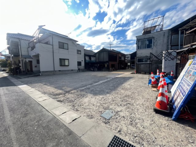 南東側の公道に面しており、接道間口は約10.6ｍを確保しています。道路から敷地への出入り部分に幅があるため、建物の配置だけでなく、駐車スペースの取り方なども検討しやすい土地です。