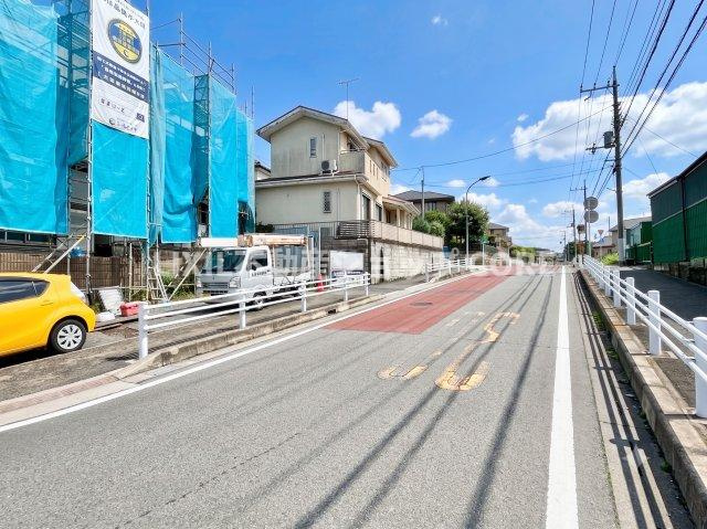 前面道路は閑静な住宅地をはしる車通りの少ない道路。お車の出し入れが苦手なママや小さなお子様にも安心　