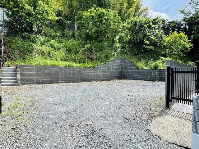 ～南側に並列2台、北側に4・5台駐車可能坪～