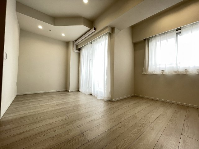 大きな窓がついており、明るい寝室。爽やかな朝を迎えられそう。