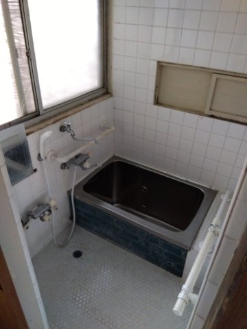 窓があるので明るい室内です。壁紙が白なので空間が広く感じます。