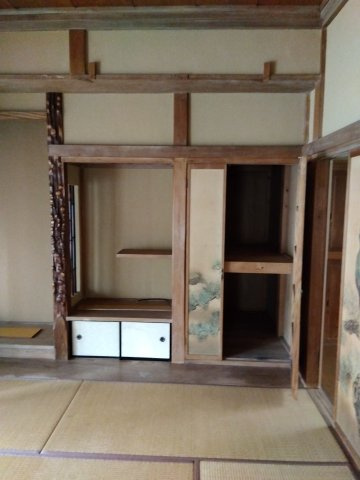 押入れがあるので布団をしまっておく事も出来ます。使われている柱に趣きがありますね。