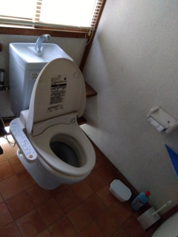 トイレには窓があり明るい室内です。各階にあるので、忙しい朝やファミリー世帯は助かりますね。
