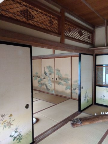 純和風のお家になっています。上部には欄間があります。風通しも良くなっています。