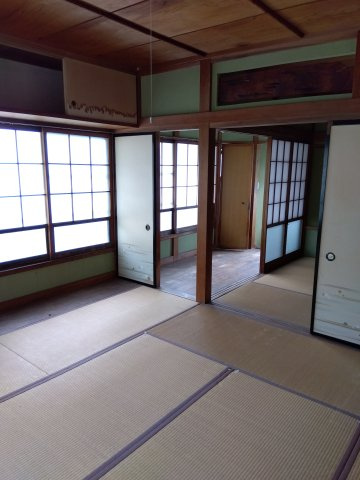 畳は柔らかいので子供を遊ばせても安全ですね。襖を開ければ広々と空間がつかえます。