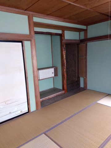 和室には床の間があります。風情ある空間に癒されます。グリーンの壁紙がアクセントになっています。
