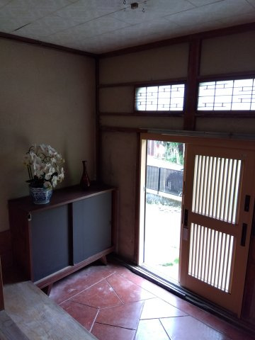 玄関は引き戸なので荷物の出し入れが楽です。風の入れ替えも出来て便利です。