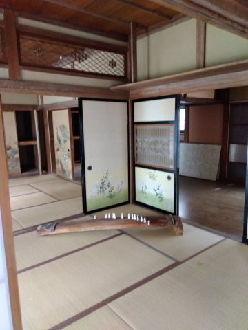 室内とても解放感があります。建材がこだわられていて古民家風のお家になっています。