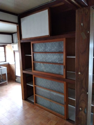キッチンには備え付けの収納があります。お皿や調理器具をしまってすっきりと使えます。