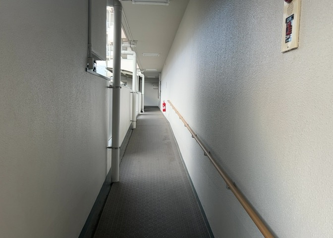 受付はマンションコンシェルジュがいる場合もあれば、管理人が滞在する小部屋を総称して呼ぶことがあります。主にエントランスに設置されていることから、防犯面でも期待ができます。防犯設備がない場合はより安心！