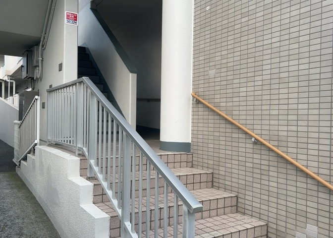 ロビーというと、エントランスと何がちがうの？と思いますよね。実はロビーとエントランスには明確な決まりはありません。物件によっては、エントランスを入って広がるある程度の広さのある空間がロビーとなります。
