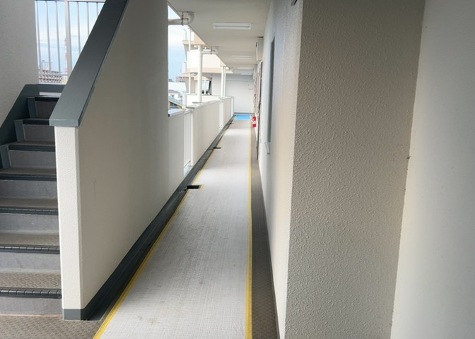 共用部分は、一棟の建物に住む区分所有者全員が共同で所有するとし、共用部分の管理、補修などは、区分所有者で形成される管理組合が行います。個人の判断で勝手に変更することはできませんので覚えておきましょう。
