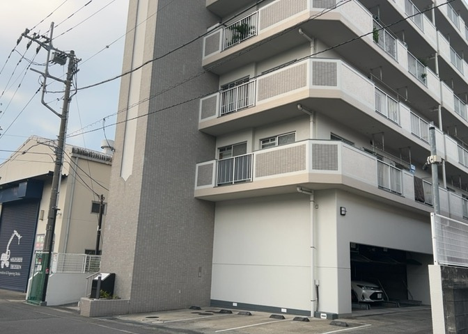 眺望の良さを楽しめるダイニングキッチンで家族団らんの時間を過ごしてはいかがでしょうか。バルコニーから見える景色を家族で眺める時間は、時間が経つのを忘れてしまいそうですね。是非、現地を見に行きましょう！
