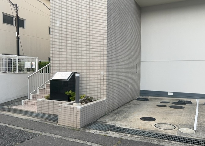 道幅が広い場所は日当たりや風通が良好です。幅が広いのですれ違いも可能ですし大きな車でも駐車可能！一方で、大型車が通ることも多くなるため交通量の増加により騒音に繋がります。また土地の値段が高くなります。