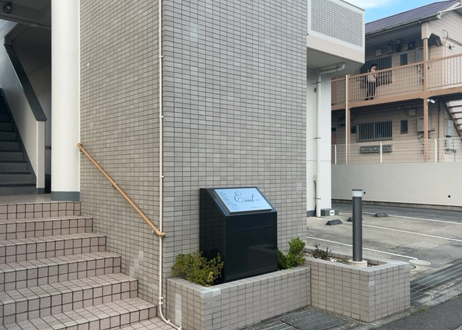 ＲＣ造、Reinforced　Concreteは直訳すると補強されたコンクリートです。主に柱や梁・床・壁が鉄筋とコンクリートで構成おり、鉄筋を組んだ型枠にコンクリートを流し込んで固めたものを指します。