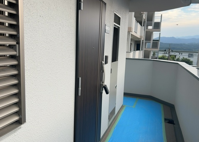 玄関は家の顔でもあり、家族以外の目にも止まる場所です。玄関は外との間を仕切る扉、靴などをしまっておく収納スペース、靴脱ぎのたたきスペース、来客とのやり取りをするドアホンなど複数のアイテムからなります。