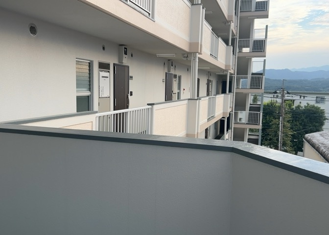 共用部分は、一棟の建物に住む区分所有者全員が共同で所有するとし、共用部分の管理、補修などは、区分所有者で形成される管理組合が行います。個人の判断で勝手に変更することはできませんので覚えておきましょう。