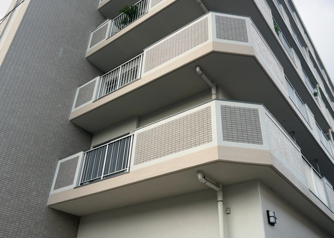 一般的なバルコニーは、奥行1.5ｍ程ですが、ワイルドバルコニーは2ｍまで広がっています。そのため洗濯物の間隔をあけ干すことができ、乾きやすいというメリットや、ガーデニングが楽しめる等の特徴があります。