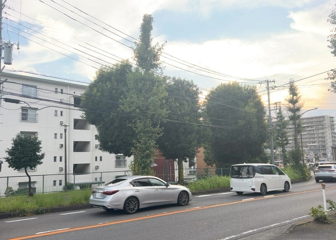 眺望の良さを楽しめるダイニングキッチンで家族団らんの時間を過ごしてはいかがでしょうか。バルコニーから見える景色を家族で眺める時間は、時間が経つのを忘れてしまいそうですね。是非、現地を見に行きましょう！