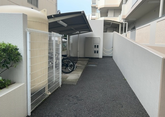 車一台あたりに必要なスペースは、標準サイズの普通自動車で横幅2m50cm、長さ5mは必要になります。ただし、乗降のことも考慮して横幅3m30cm、長さ5m50cmほどは確保できるところを選びましょう。