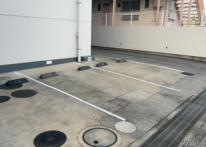 駐車場と明記されていても、最小スペースでつくられた駐車場だと大型車は駐車できなかったり、出入りしにくくなったりする可能性があります。お車のサイズと購入したい物件の駐車場のサイズを現地で確認しましょう。