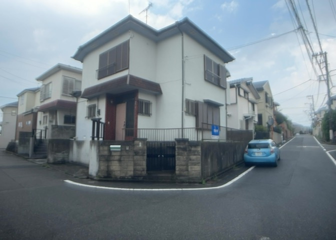 土地の形が極端に長細かったり、狭小地、あるいは道路との高低差がある傾斜地だった場合、後々売ろうとしても買い手がつかない場合もあります。後々、売却することになった時に価値の下がらない土地を選びましょう。