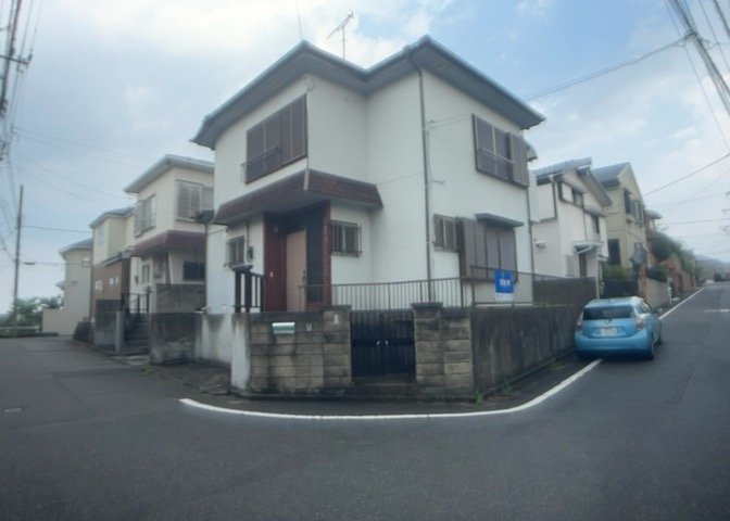土地の面積＝住宅面積ではありません。建ぺい率の問題などで、土地のある場所によって住宅を建てられる面積は限られています。高さもしかり、「土地」という言葉の中には、建築条件も含まれると考えておきましょう。