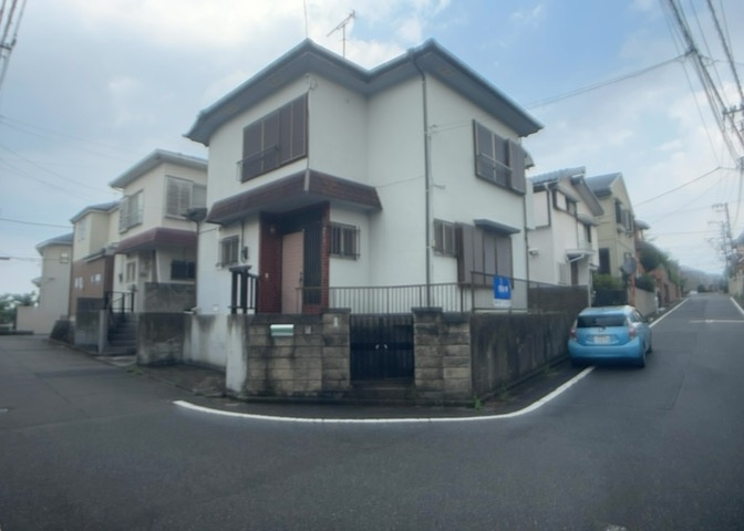 家を建てる場合、方位は要チェックです。現実的に日当たりのよい家ならばリビングは南側、建築基準法でも北側に当たる家への配慮は求められています。土地を見学に行く際は、方位磁針を持って行くようにしましょう。