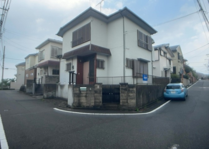 土地を買う際、住む地域の自治体や福祉の補助制度にも注目してみましょう。子供や老人の医療補助やゴミ出しのルールなど、自治体によってルールに大きな違いがあるため、暮らしやすい土地で判断するとよいでしょう。