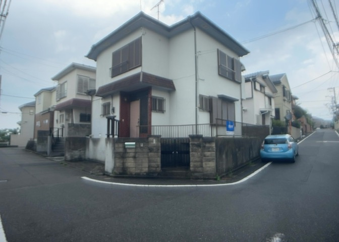 土地の前の道路に消火栓が設置されていることがあります。この場合、道路交通法第45条第1項により、駐車禁止の場所が指定されています。そのため、車庫などの駐車スペースをつくることができない場合があります。