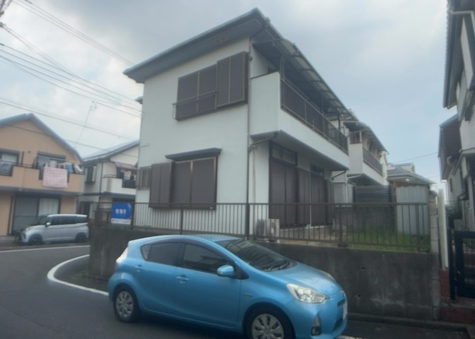 現地に行くなら、物件の周囲の地形がどうなっているかを見ることも大切です。周辺より低くなっている土地では、大雨などで水が集まりやすいため、地盤が弱くなっているということも考えられるため、注意が必要です。