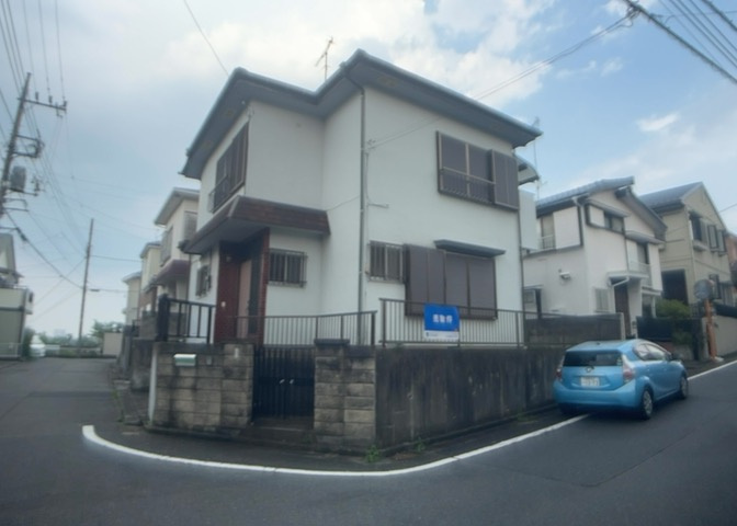土地購入を検討されている場合、境界杭がない状態で購入してしまうと境界確定測量をする必要があり、費用がかかります。購入の前に、売主、隣土地所有者立ち合いのもと境界を確定し境界杭を設置するのがベストです。