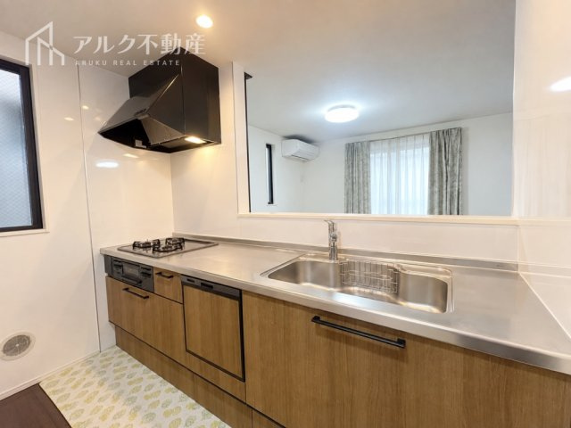 ナノバブル採用のキッチン。家事の合間も家族を見守れるカウンターキッチンが嬉しいですね※AIによる荷物消去を行っております。