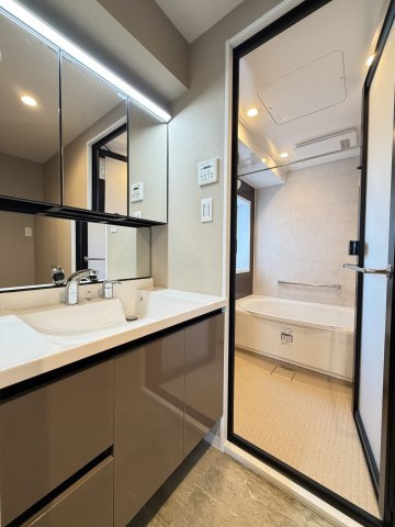 洗面室。三面鏡裏収納洗面台です。