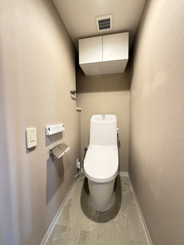 トイレ。上部吊戸棚あり。