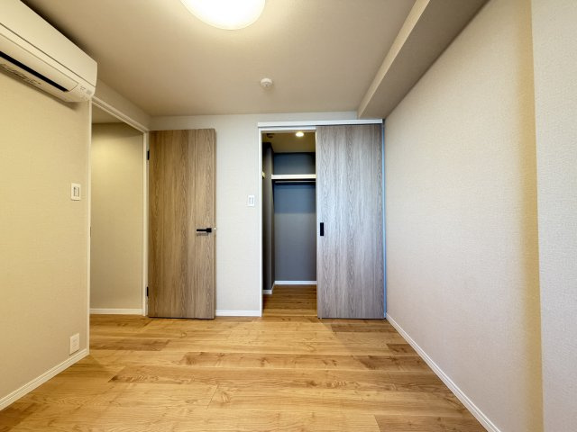 洋室約5.0帖。ウォークインクローゼットあり。