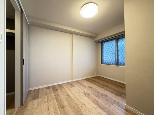 洋室約5.0帖。ウォークインクローゼットあり。