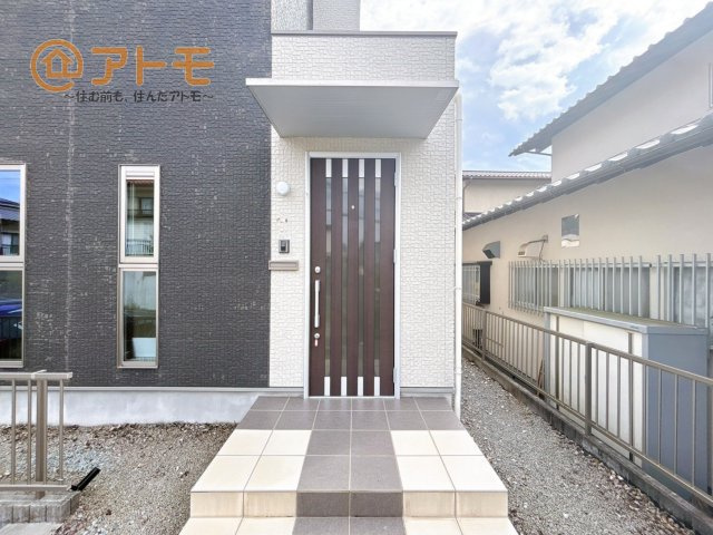 落ち着いた色合いの玄関はダブルロックで防犯性に優れた仕様になっています♪