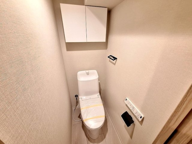 毎日を快適に、美しく。先進機能とたっぷり収納が嬉しい、清潔感あふれる温水洗浄便座一体型トイレ。新生活の始まりを、この心地よい空間から。