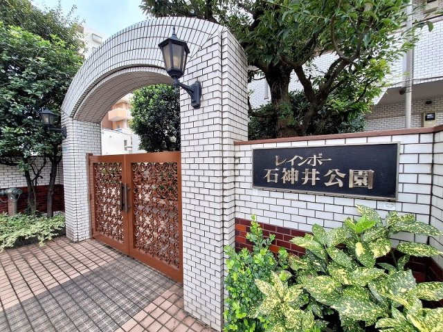 美しいアーチ門構えとクラシカルな照明が迎える、重厚感あふれるエントランスゲート。意匠を凝らした門扉が邸宅の格を高め、住まう人とゲストを誇らしく迎え入れます。