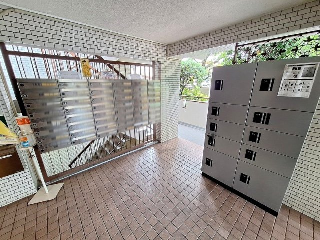 対面不要で荷物をスムーズに受け取れる宅配ボックス設置。防犯面やプライバシーに配慮し、在宅中も手が離せない時に便利。時間を有効に使える快適な住まいです。