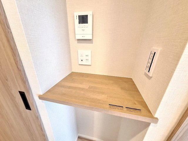 モニターホンやコンセントが集約された便利なカウンターコーナー。Wi-Fiルーターの置き場や充電スポットとして、リビングの配線をすっきりまとめて活用できます。