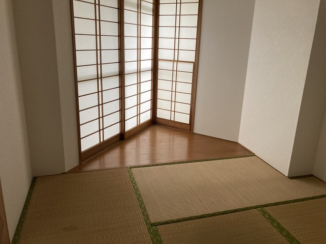 リビングは家族が集まる場所でありながら、収納の少なさがネックになりがちです。子供のおもちゃやプリント、雑誌や新聞などが散らかりやすいので、選ぶ時はリビング収納について考慮しておく必要があります。
