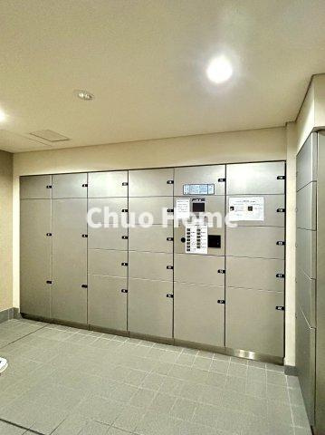 【宅配ボックス】在宅時・不在時に関わらず、居住者の代わりに非対面で宅配物を受け取ってくれる便利な設備です。わかりやすくご説明致しますので見学時にはお部屋だけではなく共用部分もぜひチェックしてください。