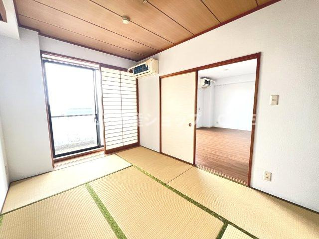 リビングの隣には和室を完備、客間や奥様の休憩場所としても活躍すること間違いなしですね。